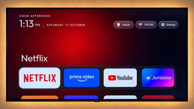 A mesma TV com a tela nova do CleanYourTV: relógio, saudação e só os apps favoritos, sem anúncio.